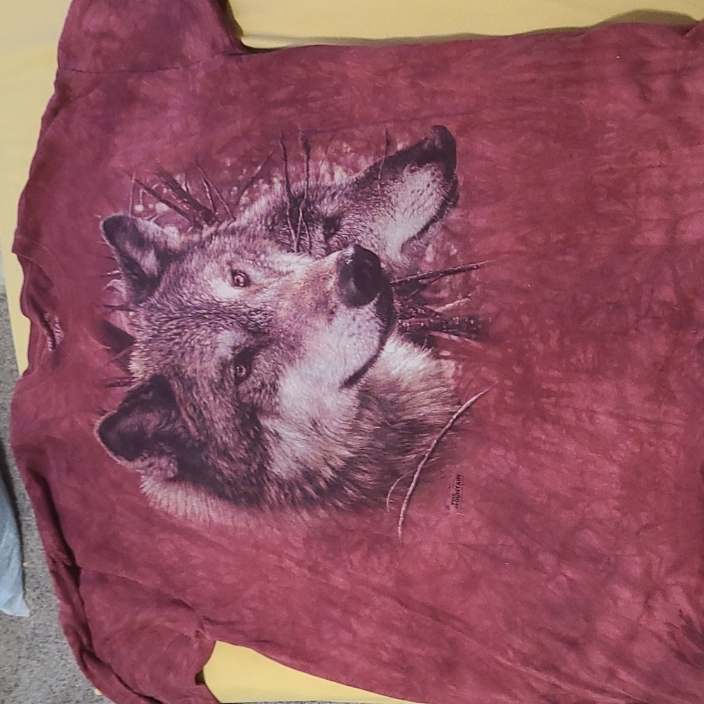 The mountain extra long wolf tshirt